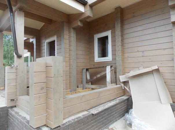 Остекление дома из профилированного бруса деревянными окнами и установка двери 7